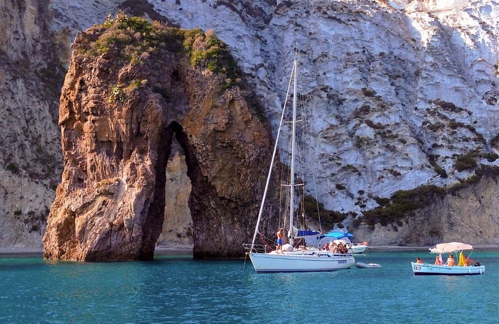 Arco Naturale: una delle spiagge più amate delle isole Pontine