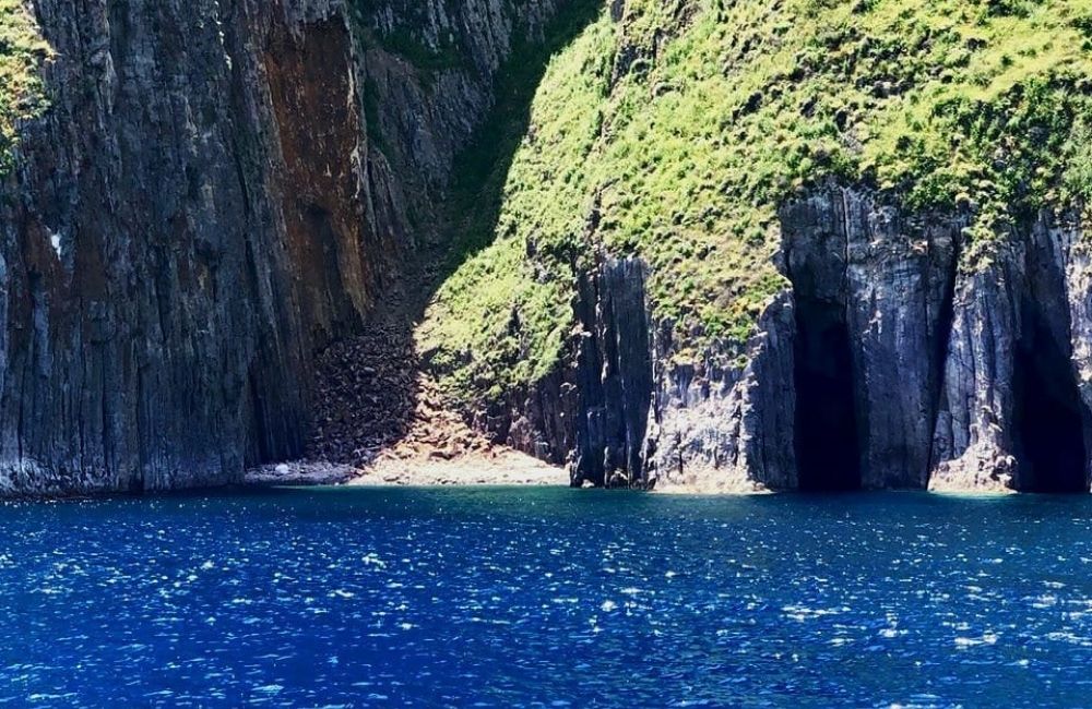 Le cattedrali di Palmarola: un luogo imperdibile delle isole Ponziane