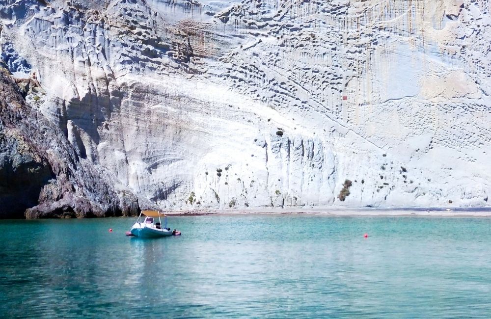 La parete che cade a picco sulla spiaggia a Chiaia di Luna nelle isole Pontine