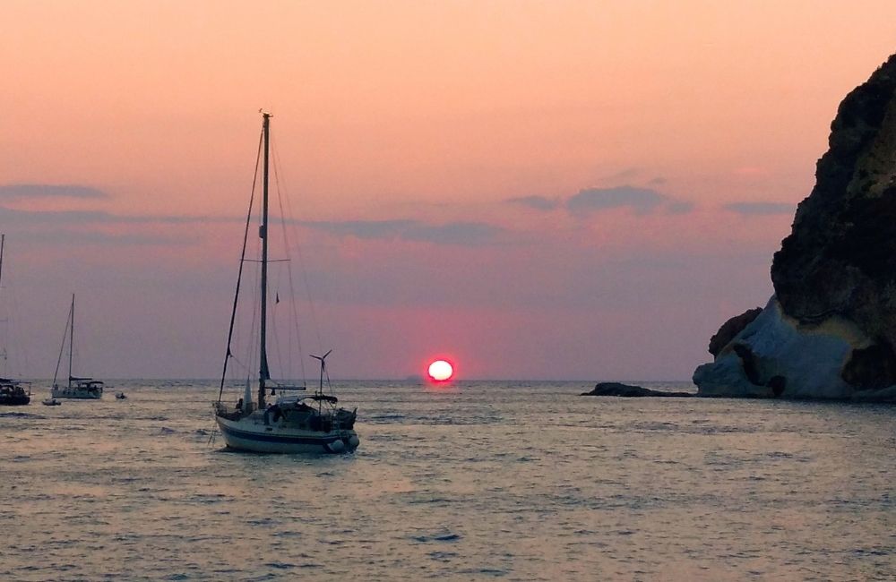 Uno spettacolare tramonto a Chiaia di Luna