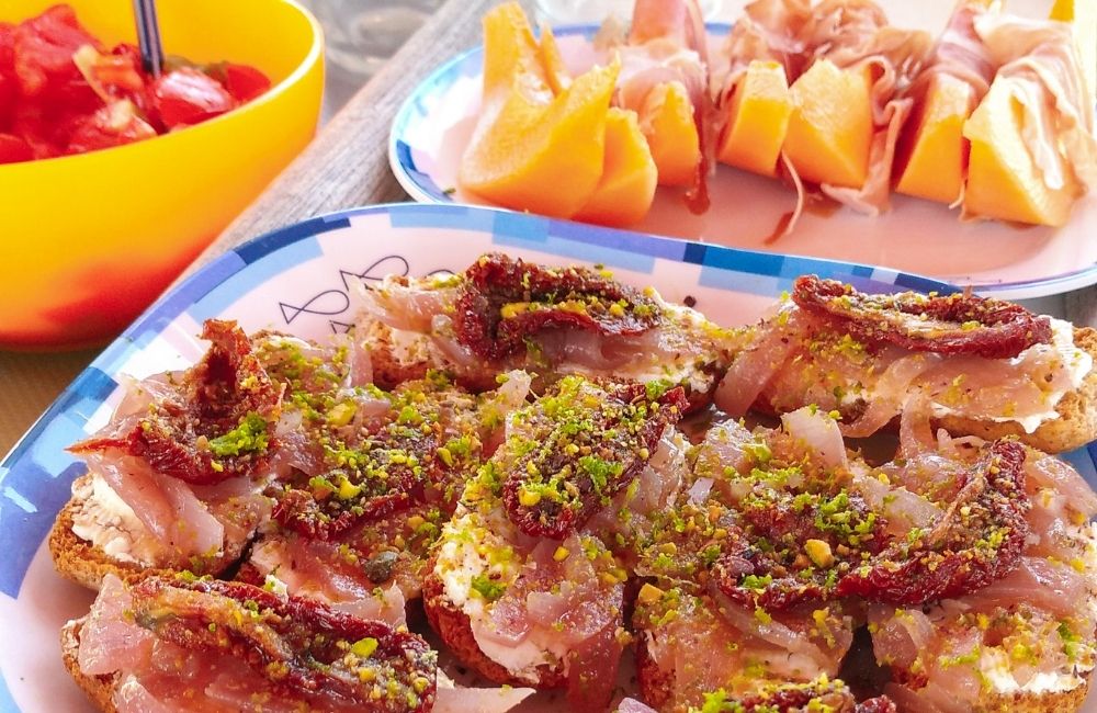 Un pranzo freddo in barca con tartine e melone