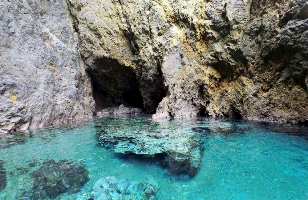 Il Faraglione di mezzogiorno: un luogo magico a Palmarola