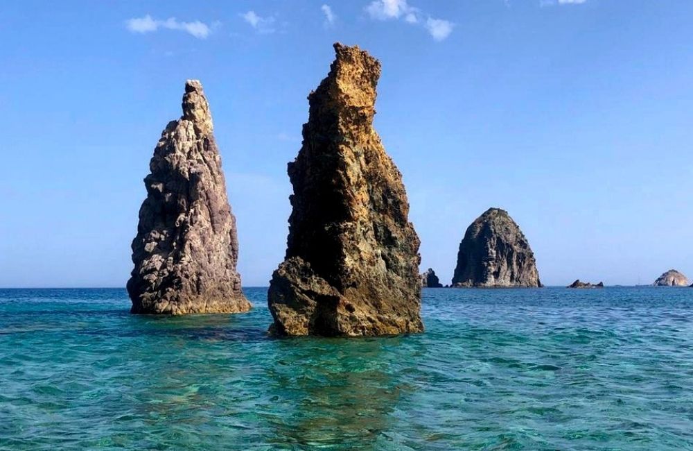 A Palmarola il mare è di un azzurro meraviglioso