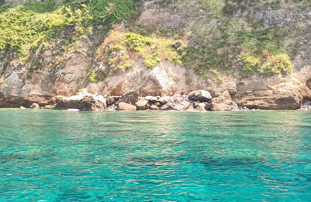 Moggio di Terra: una bellissima spiaggia delle isole Pontine raggiungibile solo via mare