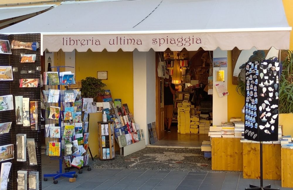 Cosa fare a Ventotene: scegli un libro alla Libreria Ultima Spiaggia