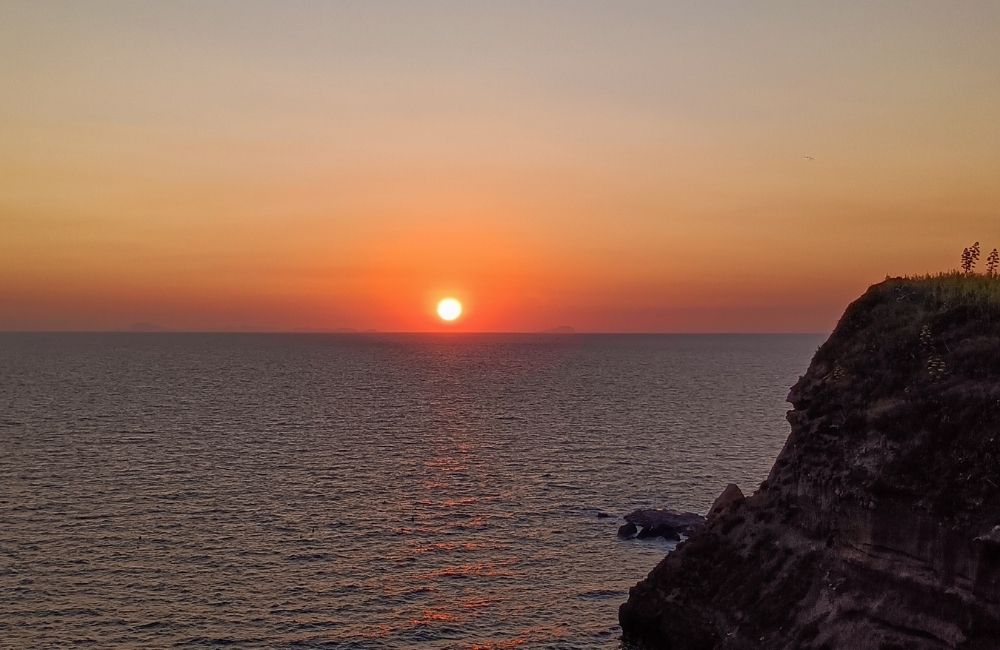 Cosa fare a Ventotene: ammira il sole che scende sull’isola di Ponza