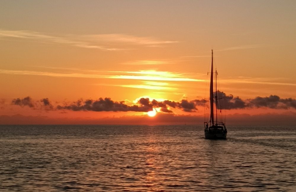 Alba all’Arco Naturale, il momento migliore per godere della magia di questa baia