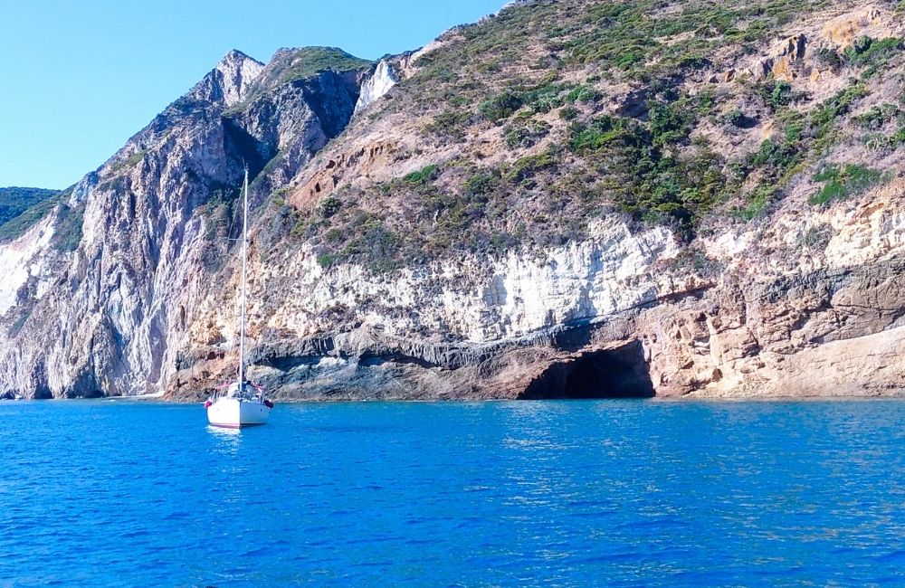 Cala Spermaturo, una delle tappe del nostro itinerario alle isole Pontine