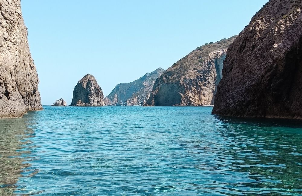 L’isola di Palmarola nell’arcipelago delle Pontine