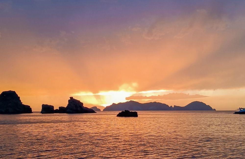 Un bellissimo tramonto nella baia di Lucia Rosa a Ponza