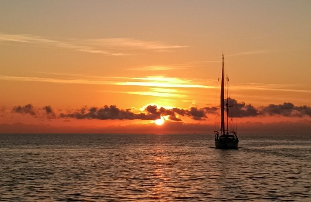 Alba in barca a vela sull'isola di Ponza