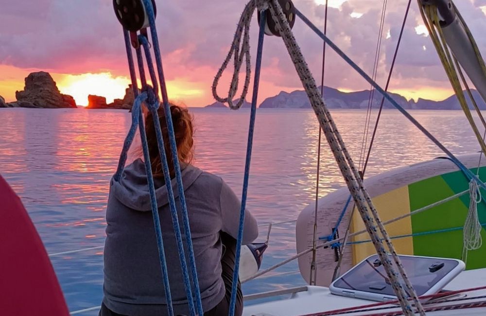 Godersi il tramonto in relax è uno dei nostri consigli per la vacanza in barca a vela