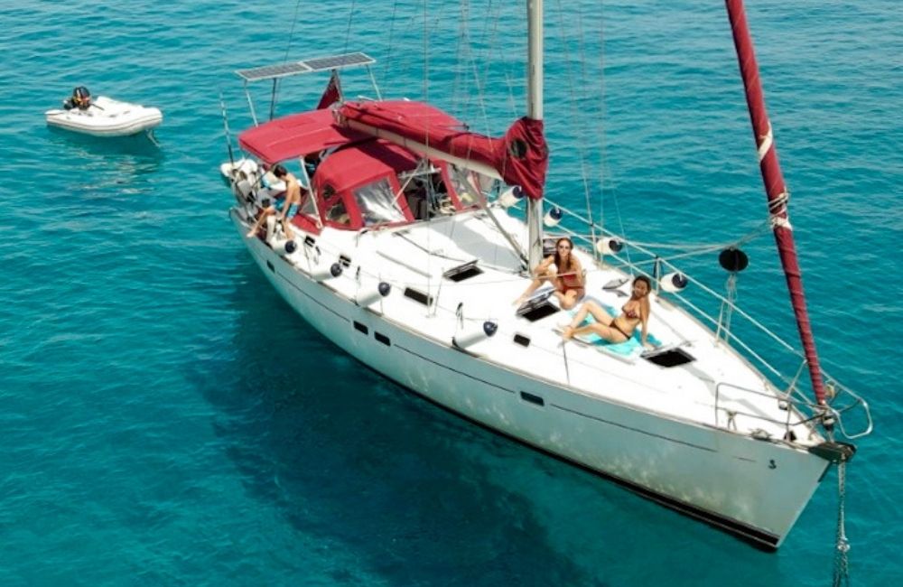 Mina Vagante 2, la nostra barca a vela. Scopri i vantaggi di rivolgersi ad una piccola società come la nostra per organizzare la tua vacanza in barca a vela.
