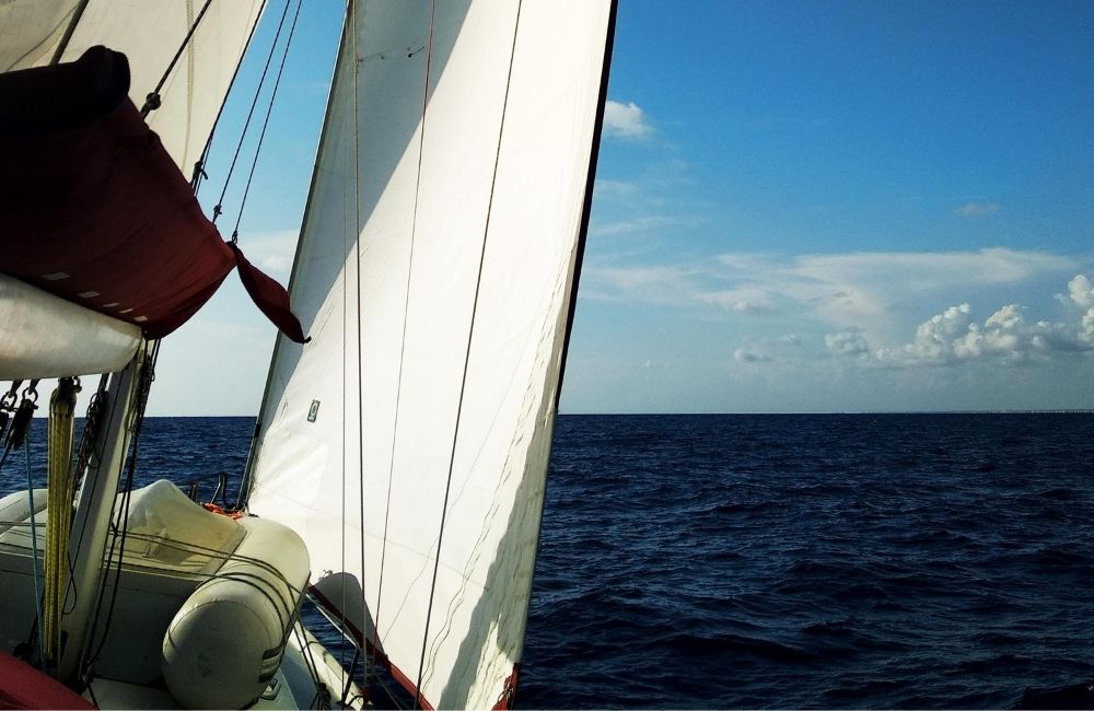 Barca a vela in navigazione verso l’isola di Ponza