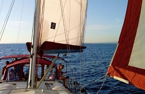 A vele spiegate in barca a vela in Sardegna del sud