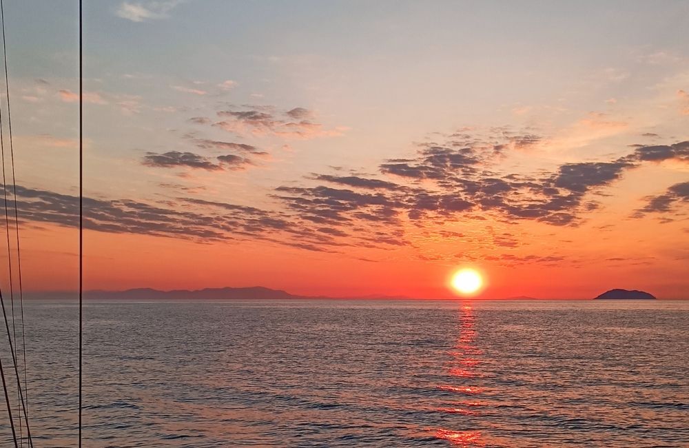 L’alba vista dalla barca, a Cala Spermaturo