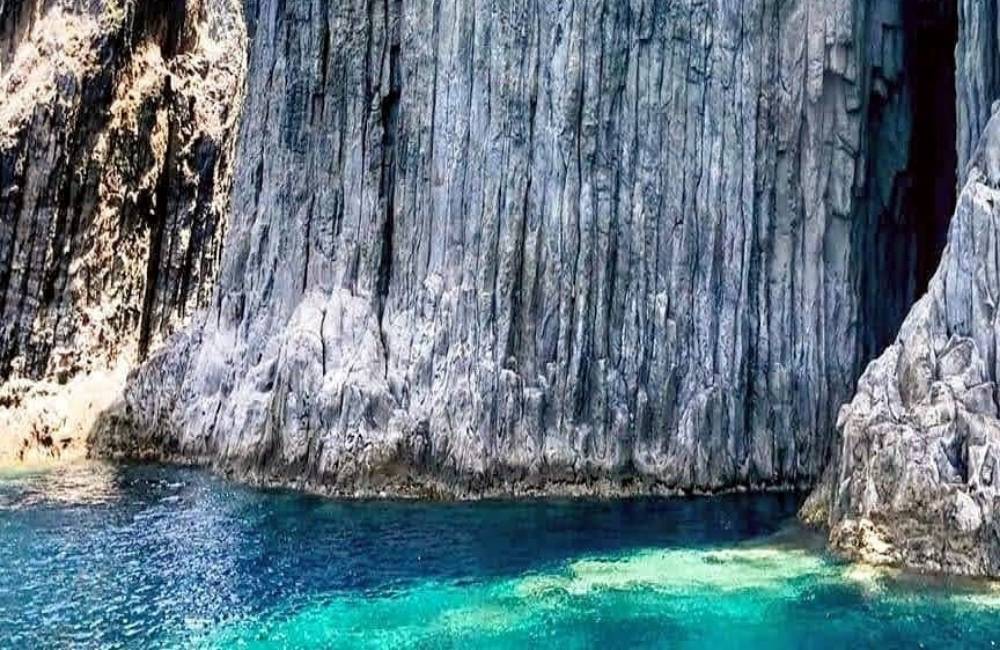 Le Cattedrali di Palmarola, a Cala Tramontana