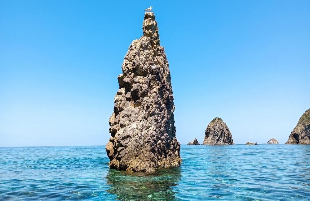 I Faraglioni di Palmarola, a Cala Brigantina