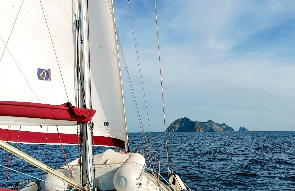 Raggiungere Palmarola a bordo di Mina Vagante Sail