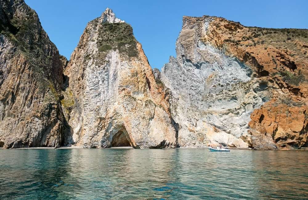 Lo scoglio Forcina, a sud di Cala Spermaturo