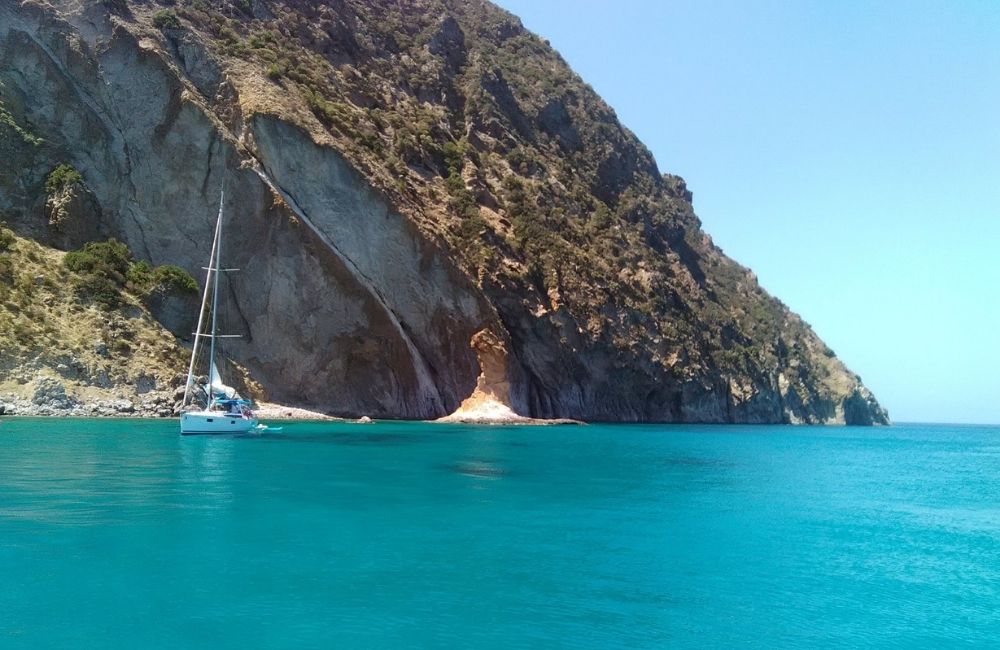 Lo scoglio Spermaturo, che dà il nome alla baia