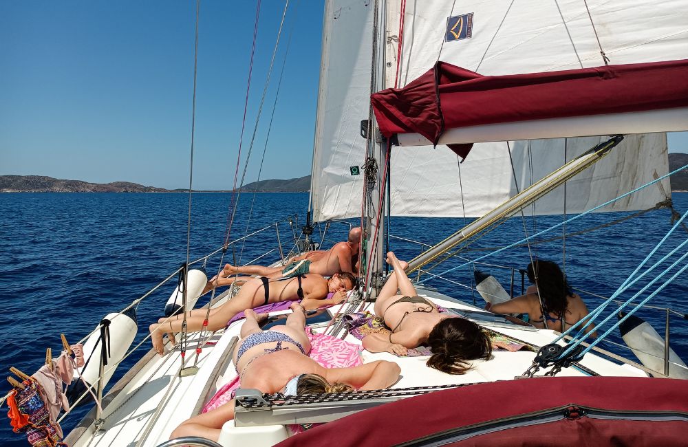 Pisolino a bordo di Mina Vagante 2: ogni occasione è buona per dormire in barca a vela