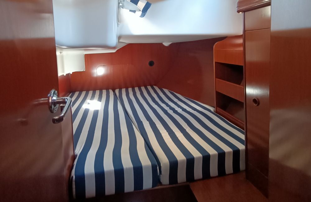 Una delle cabine matrimoniali per dormire in barca a vela