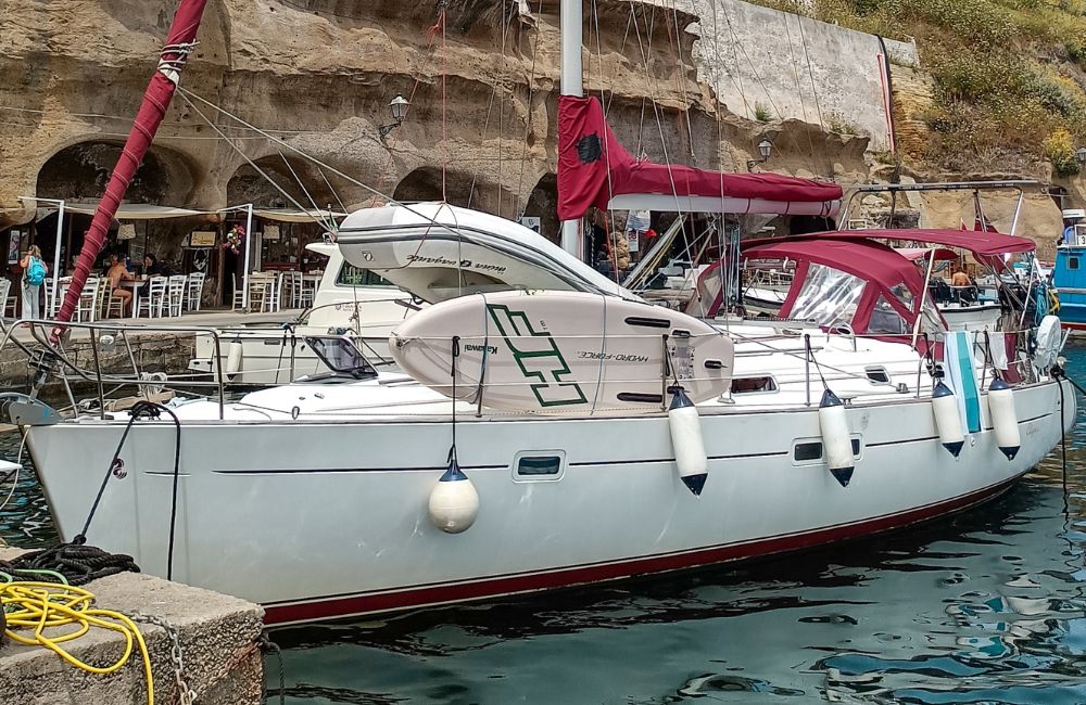 Barca a vela ormeggiata al porto Romano di Ventotene