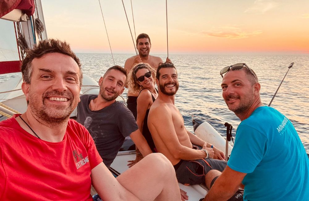 Gruppo di ragazzi che sorride durante un’esperienza in barca a vela