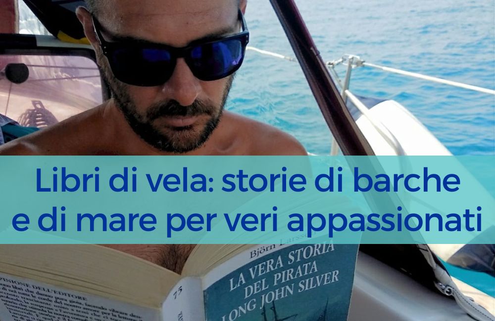 Foto di Andrea in barca che legge il libro “la vera storia del pirata Long John Silver”, uno dei più bei libri di mare