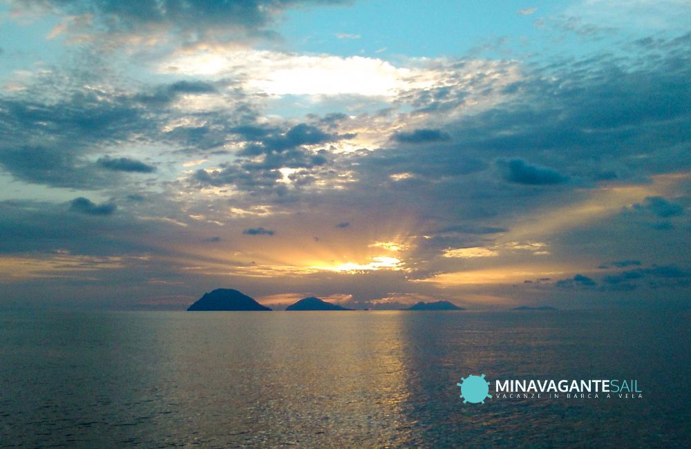 Foto delle isole Eolie viste all’alba dalla barca a vela