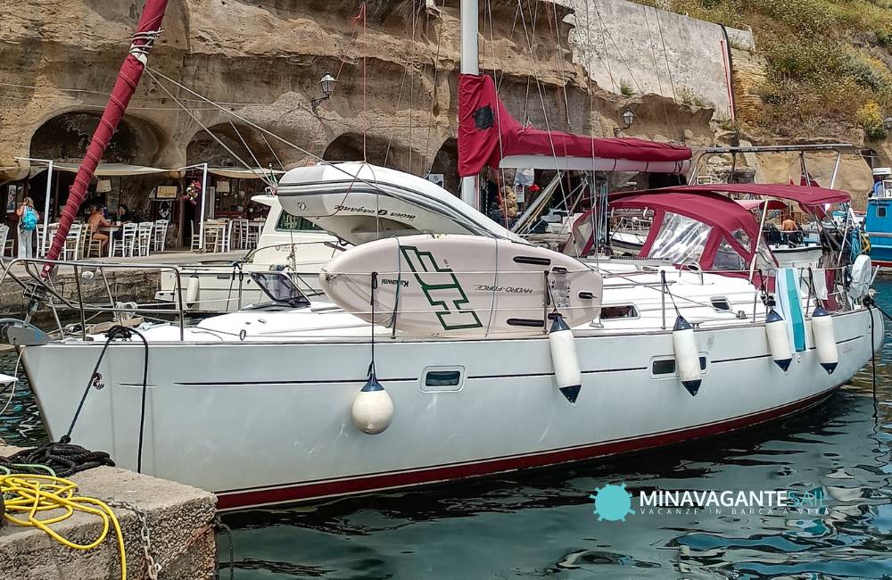 Barca a vela ormeggiata al porto Romano di Ventotene