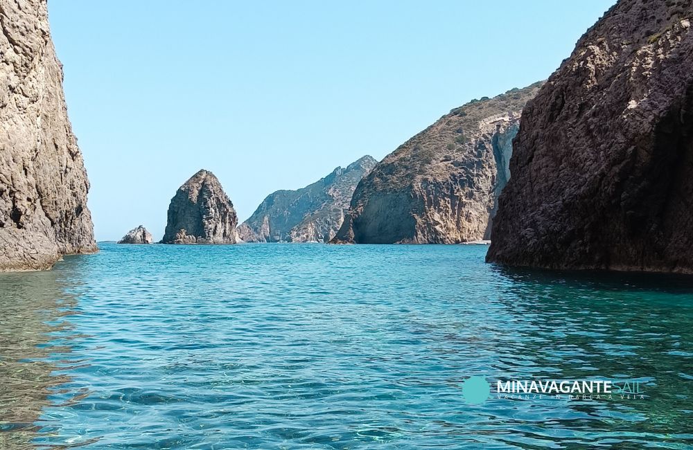 Palmarola, la meta ideale per una vacanza in barca a vela alle isole Pontine