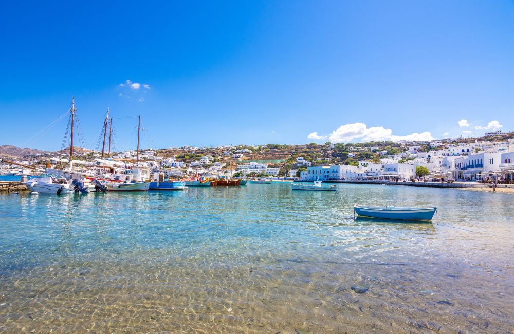 Foto del porto di Mykonos con alcune barche nelle isole Cicladi in Grecia