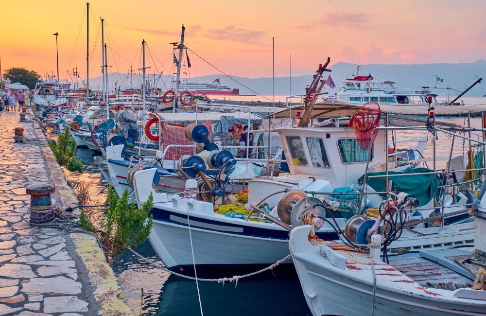 Barche da pesca ormeggiate nel porto di Corfù, in Grecia Ionica