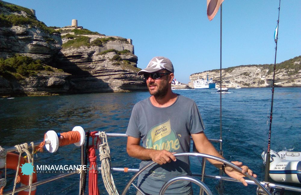 Foto dell’ingresso al porto di Bonifacio durante la nostra prima vacanza in barca a vela in Sardegna