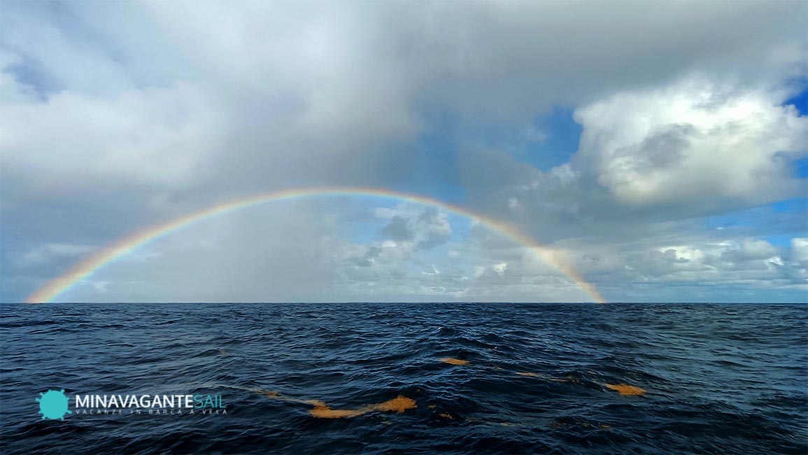 Foto di un meraviglioso arcobaleno in mezzo all’Oceano Atlantico