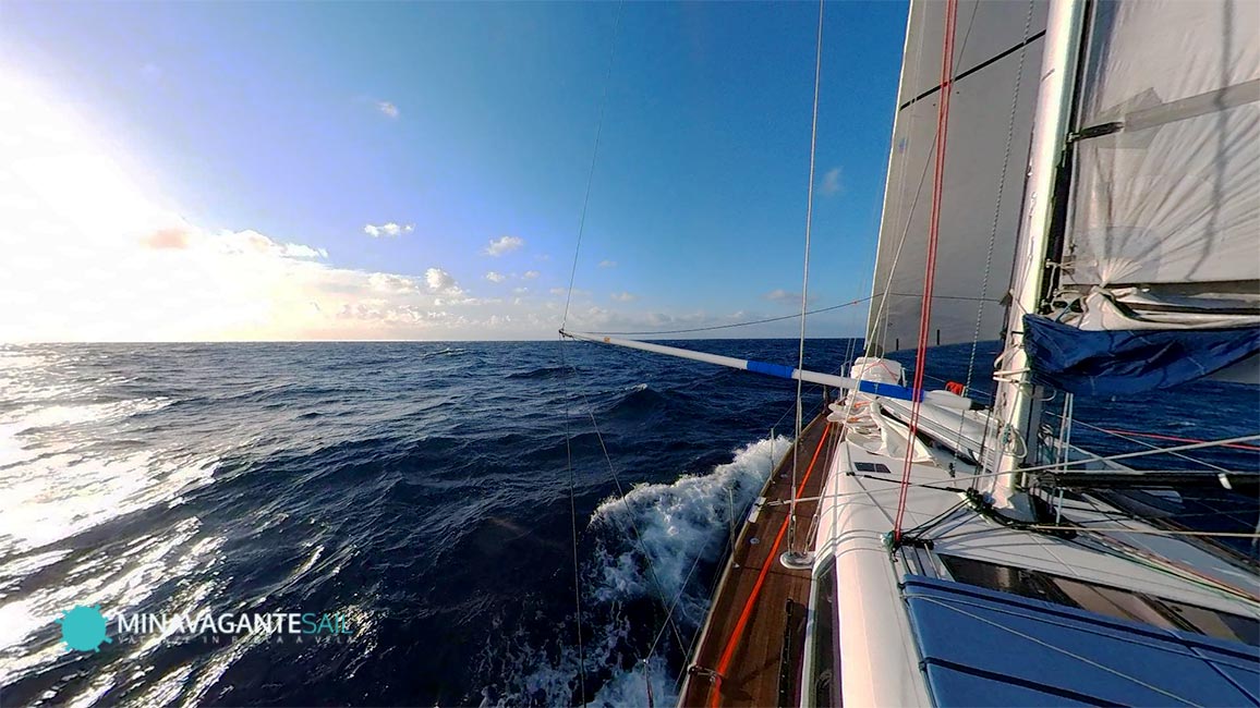 Foto della barca in navigazione verso Gibilterra: l’Oceano Atlantico è sempre più vicino