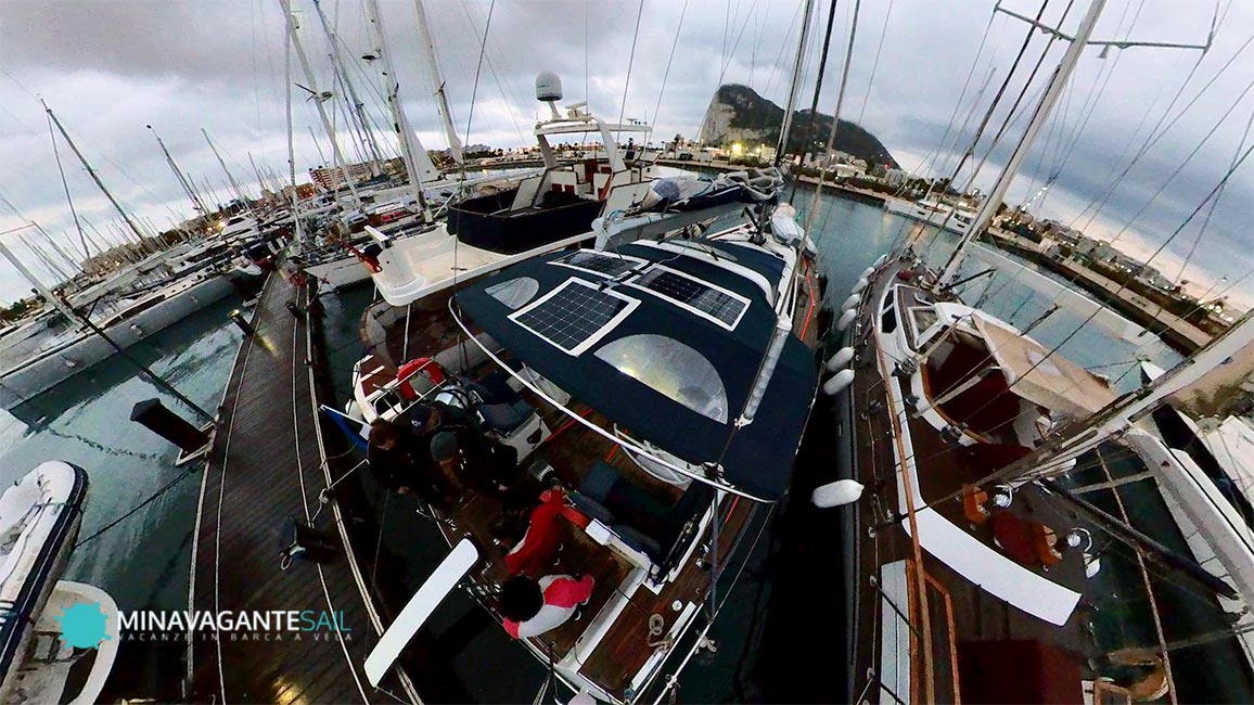 Foto della barca ormeggiata alla Marina di Alcaidesa, a Gibilterra