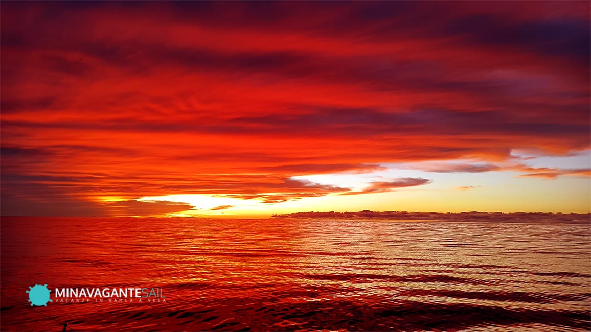 Foto di uno dei più bei tramonti che ho visto in Oceano Atlantico: un rosso acceso che termina in mare con un giallo intensissimo