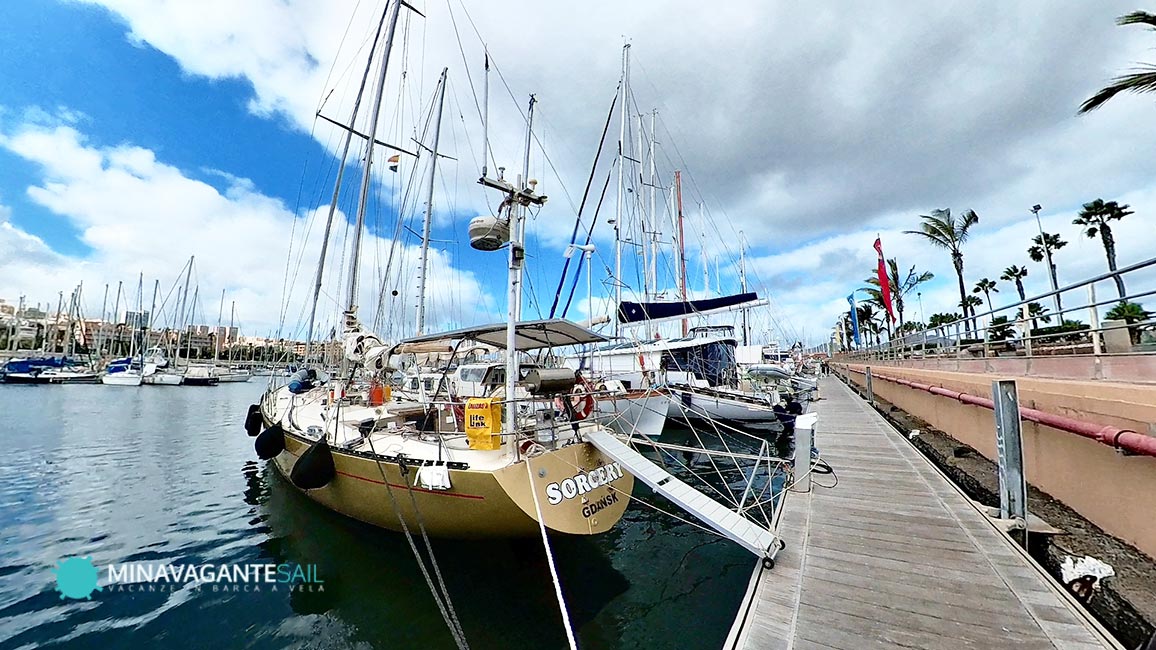 Foto delle banchine di Las Palmas di Gran Canaria, dove si possono trovare imbarchi per la traversata