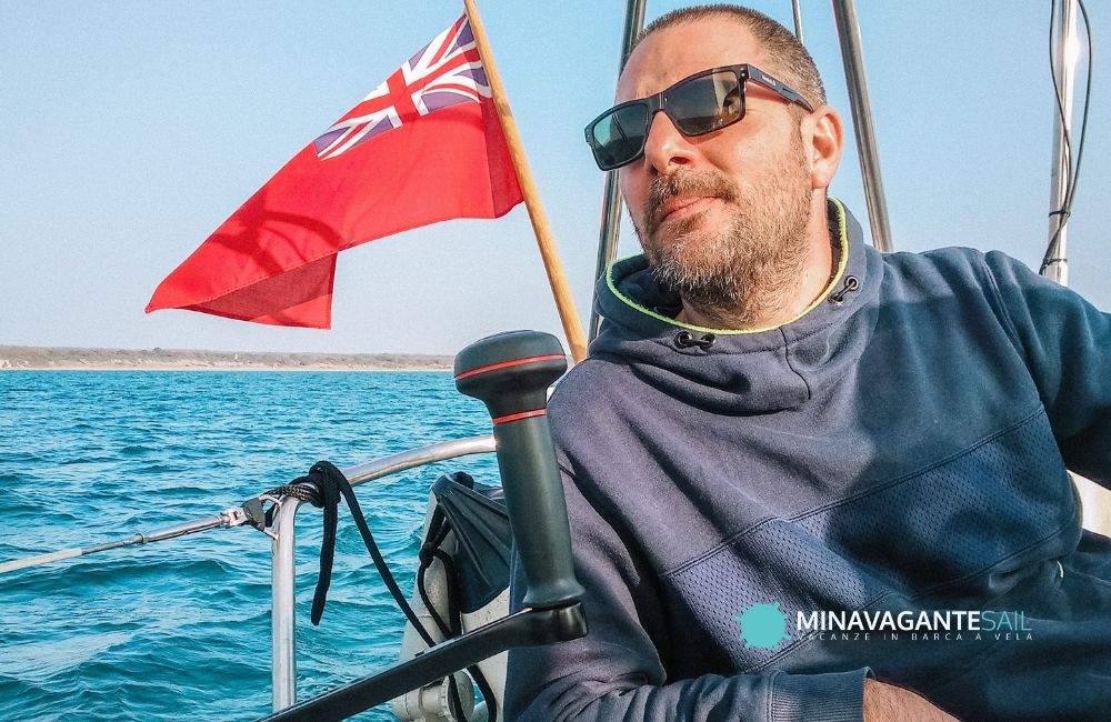 Andrea, lo skipper di Mina Vagante 2, a bordo della nostra barca a vela