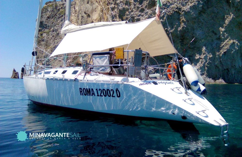 Mina Vagante, la nostra prima barca, ormeggiata a Palmarola