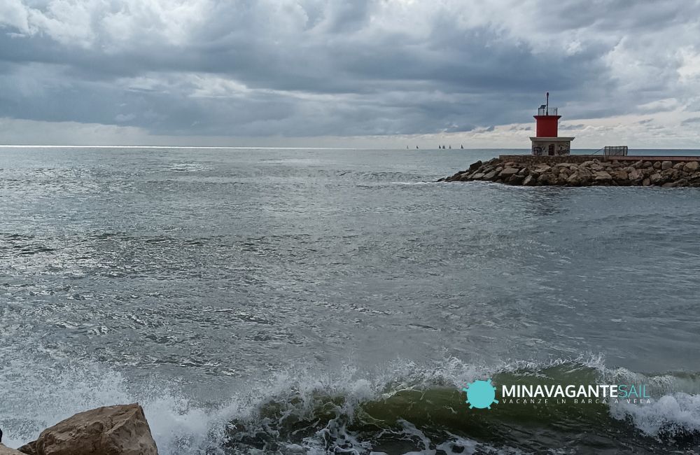 Foto dell’imboccatura del porto di Nettuno durante il maltempo