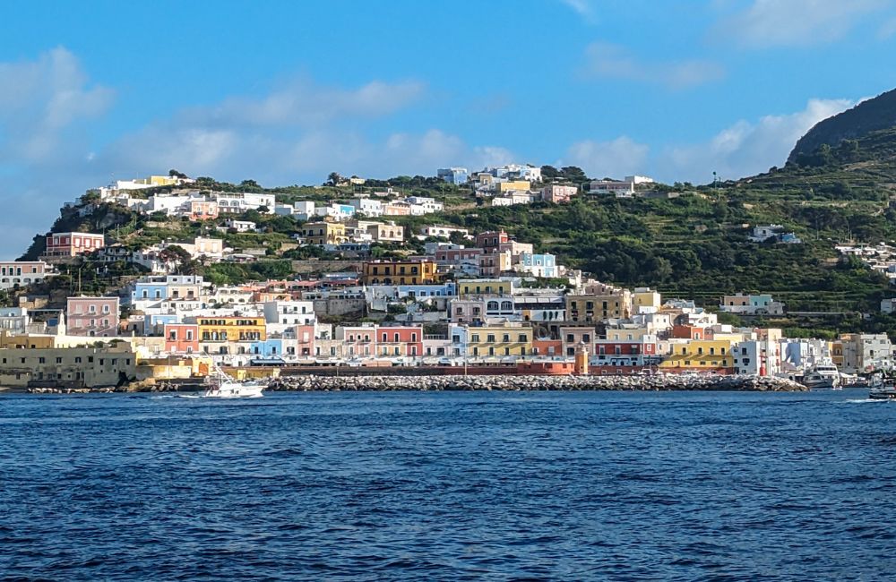 Foto del porto dell'isola di Ponza con le casette colorate