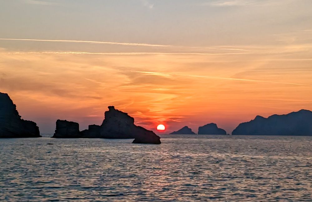 Foto di un tramonto visto dalla barca a vela
