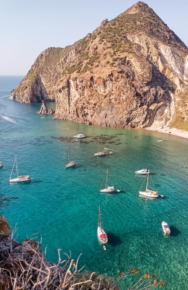 Una vista sulla baia del Francese sull'isola di Palmarola, tappa imperdibile delle nostre settimane in barca a vela