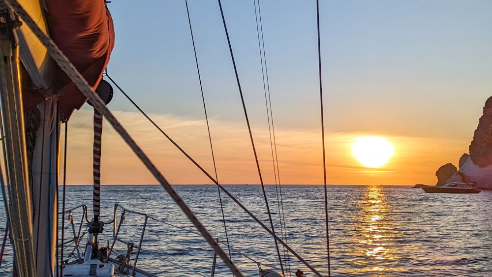 Foto di un tramonto visto durante la settimana in barca a vela