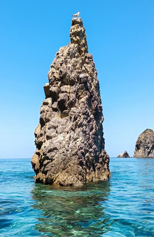 I Faraglioni di Palmarola, uno dei posti più belli che visiterai durante la tua settimana alle isole Pontine